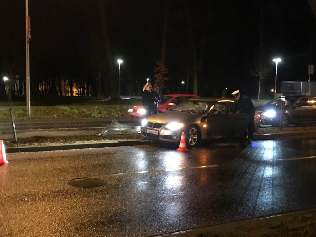 Przypadek? BMW wylądowało w barierkach na Krzywoustego