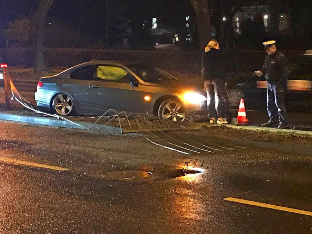 Przypadek? BMW wylądowało w barierkach na Krzywoustego