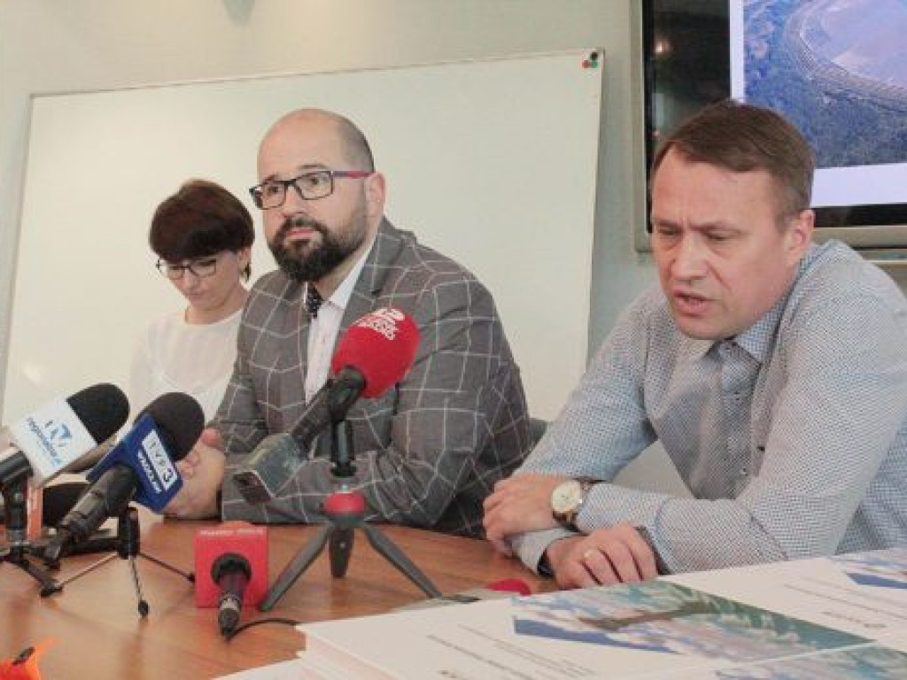 Widać go nawet z kosmosu! Ale Żelazny Most i tak jest rozbudowywany