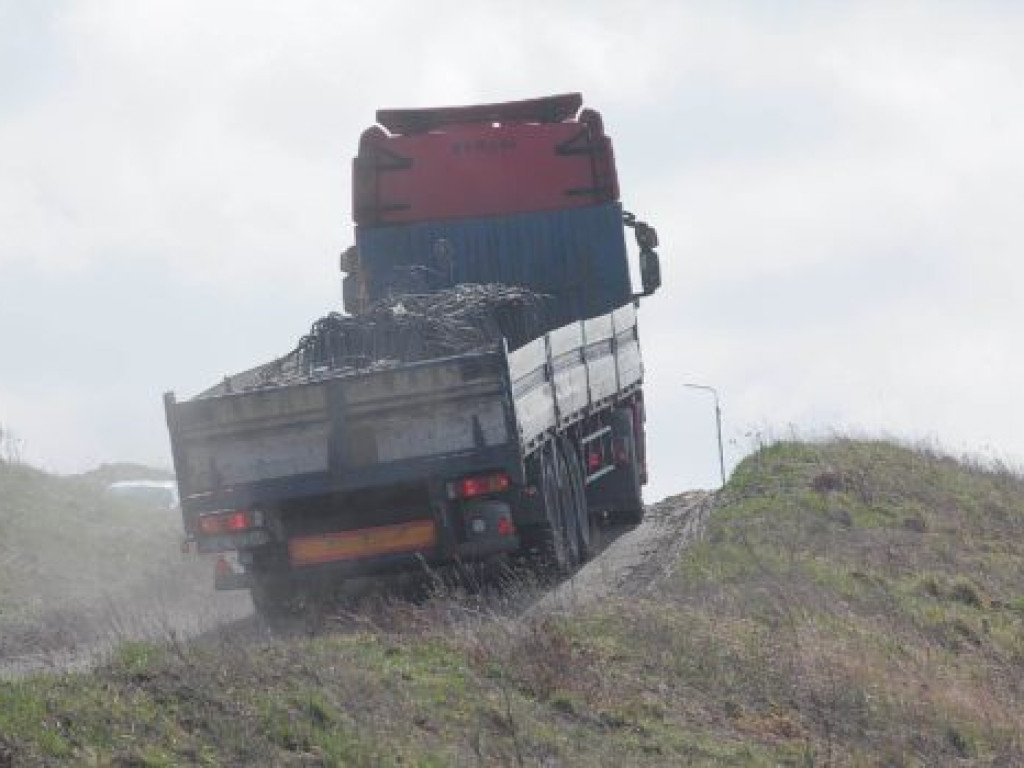 Widać go nawet z kosmosu! Ale Żelazny Most i tak jest rozbudowywany