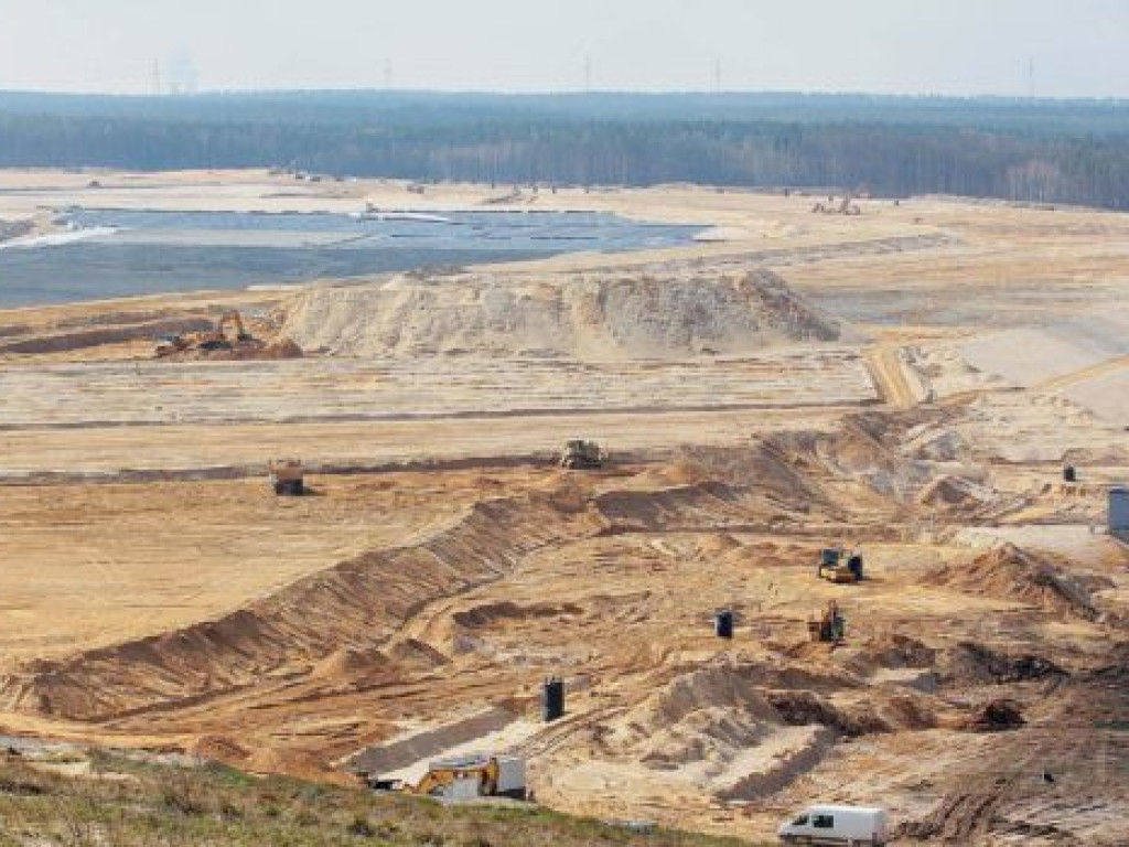 Widać go nawet z kosmosu! Ale Żelazny Most i tak jest rozbudowywany