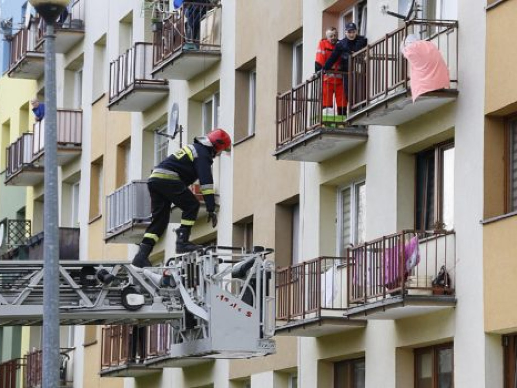 Desperatka na ul. Niedziałkowskiego. Chciała skoczyć z balkonu