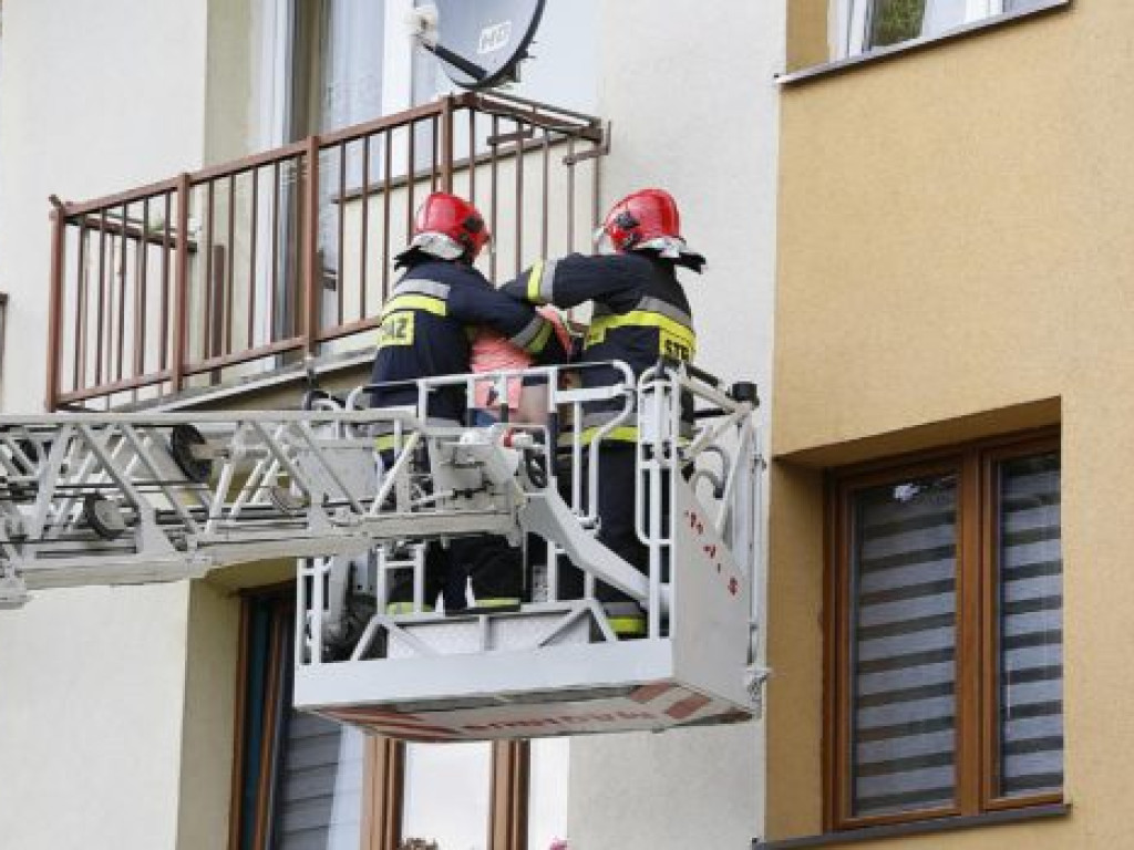 Desperatka na ul. Niedziałkowskiego. Chciała skoczyć z balkonu