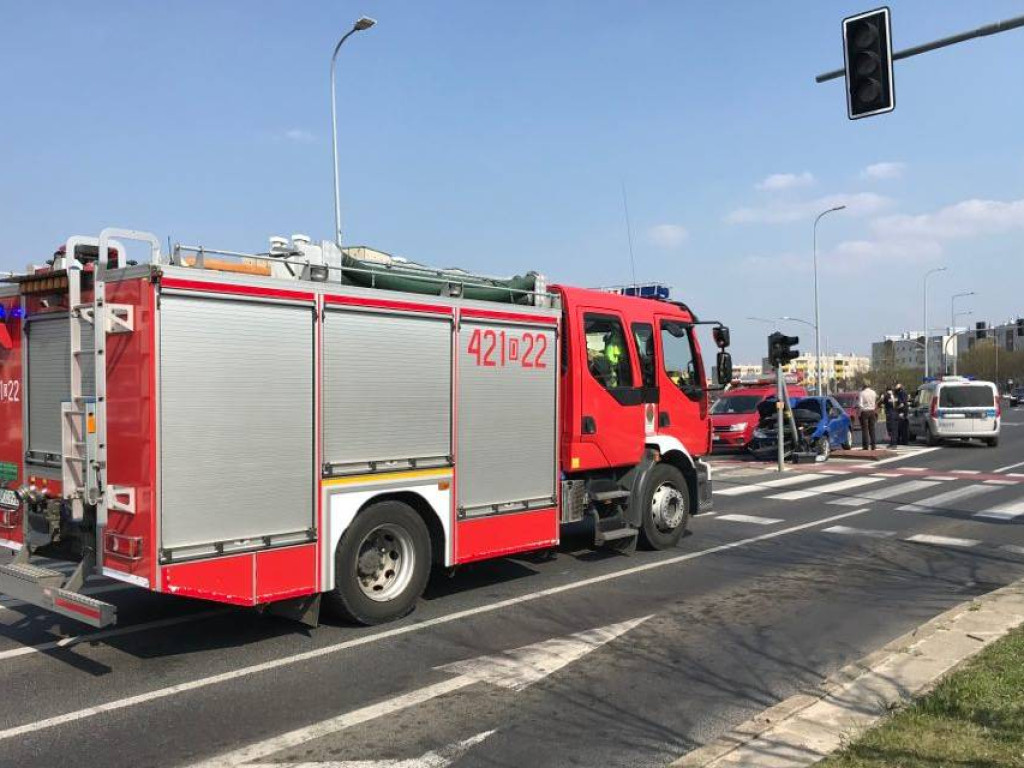 Mały peugeot uderzył w słup sygnalizacji świetlnej przy ul. K. Sprawiedliwego