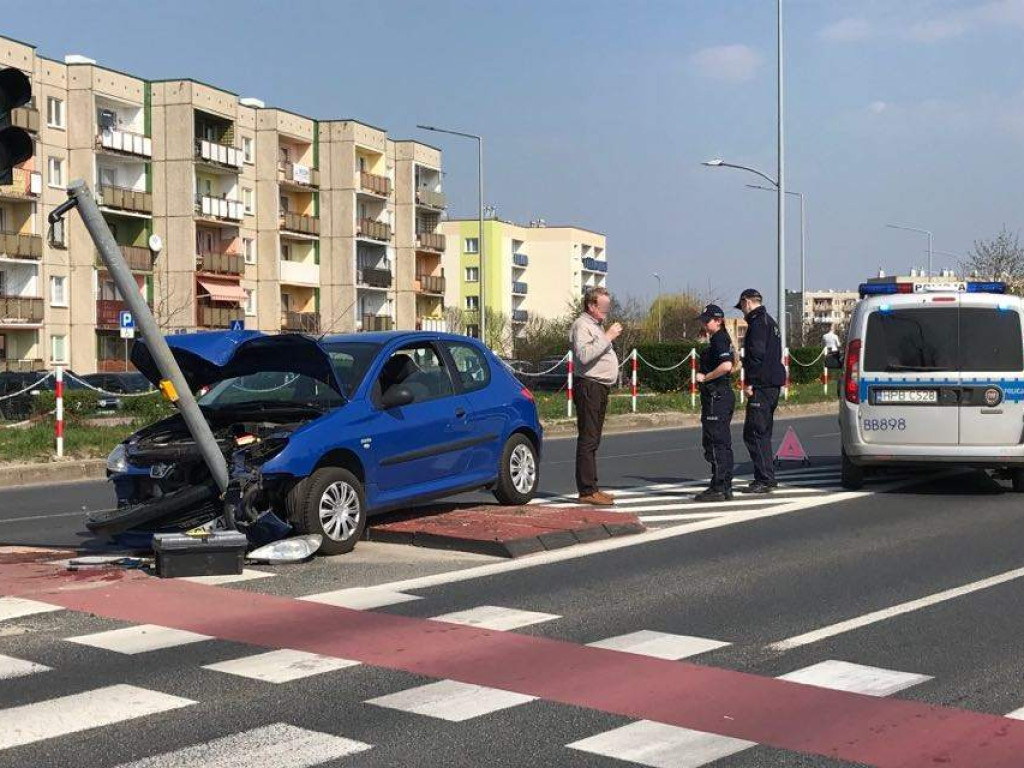 Mały peugeot uderzył w słup sygnalizacji świetlnej przy ul. K. Sprawiedliwego
