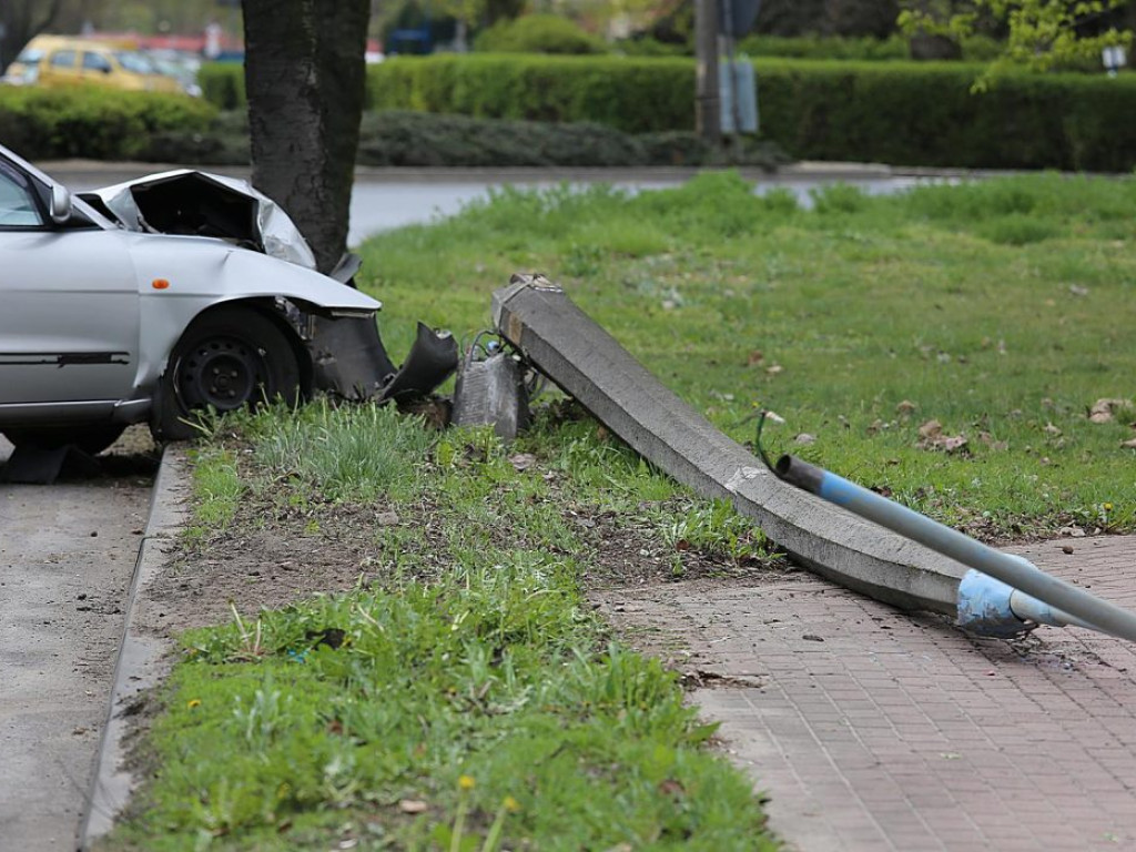 Chwila nieuwagi na rondzie? Efekt: skasowane auto i powalony słup z lampą