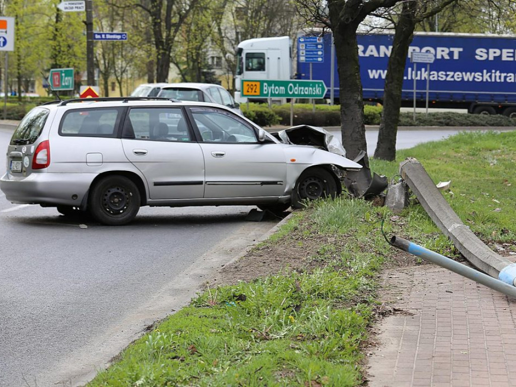 Chwila nieuwagi na rondzie? Efekt: skasowane auto i powalony słup z lampą