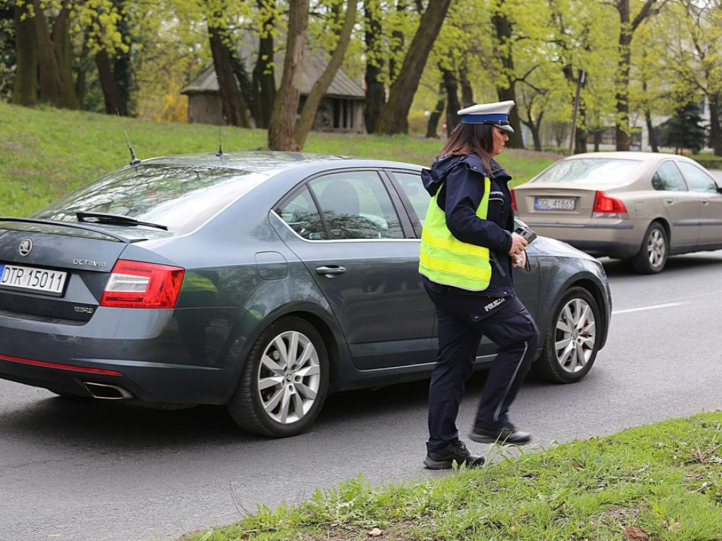 Chwila nieuwagi na rondzie? Efekt: skasowane auto i powalony słup z lampą
