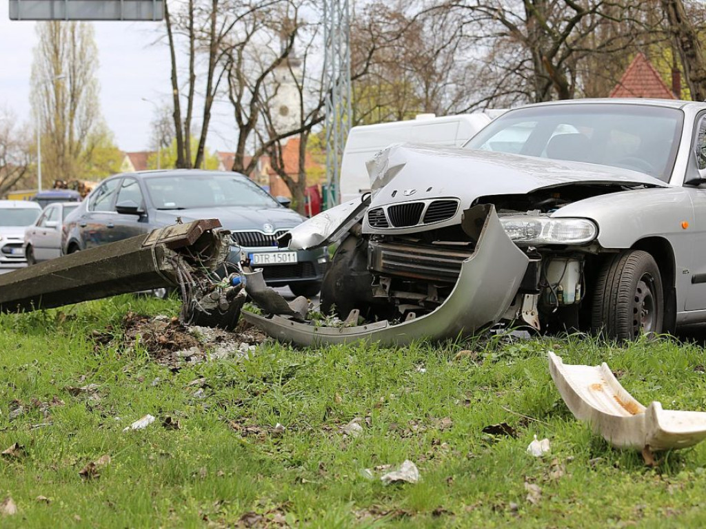 Chwila nieuwagi na rondzie? Efekt: skasowane auto i powalony słup z lampą