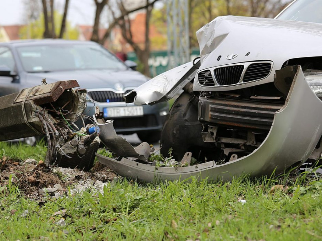 Chwila nieuwagi na rondzie? Efekt: skasowane auto i powalony słup z lampą