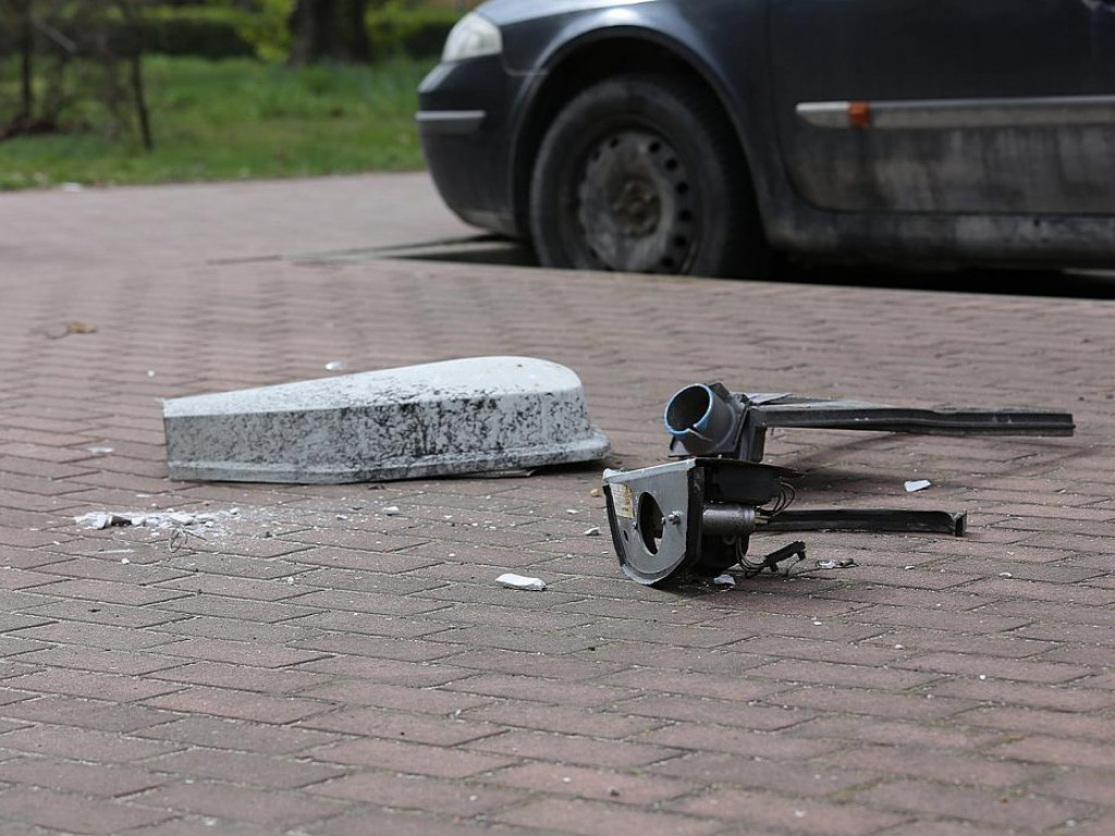 Chwila nieuwagi na rondzie? Efekt: skasowane auto i powalony słup z lampą