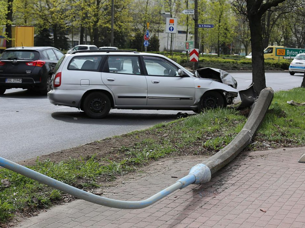 Chwila nieuwagi na rondzie? Efekt: skasowane auto i powalony słup z lampą