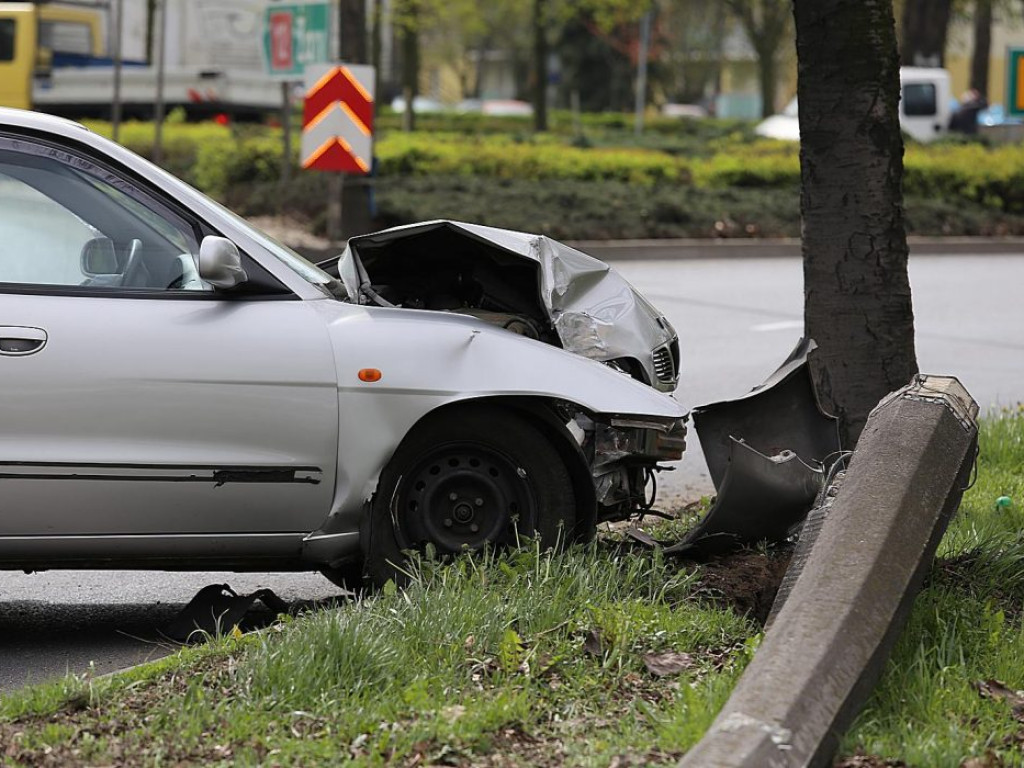 Chwila nieuwagi na rondzie? Efekt: skasowane auto i powalony słup z lampą