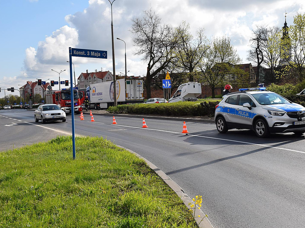 I się narobiło! Plama oleju rozlana na rondzie?