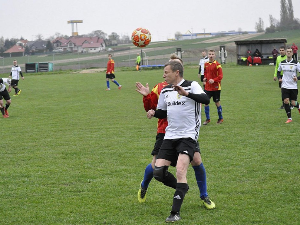 Szable w górę w geście triumfu! Zawisza strzela trzy gole