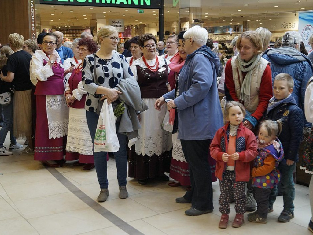 Śpiew i świąteczne jadło, czyli Powiatowy Przegląd Tradycji Wielkanocnych w Glogovii