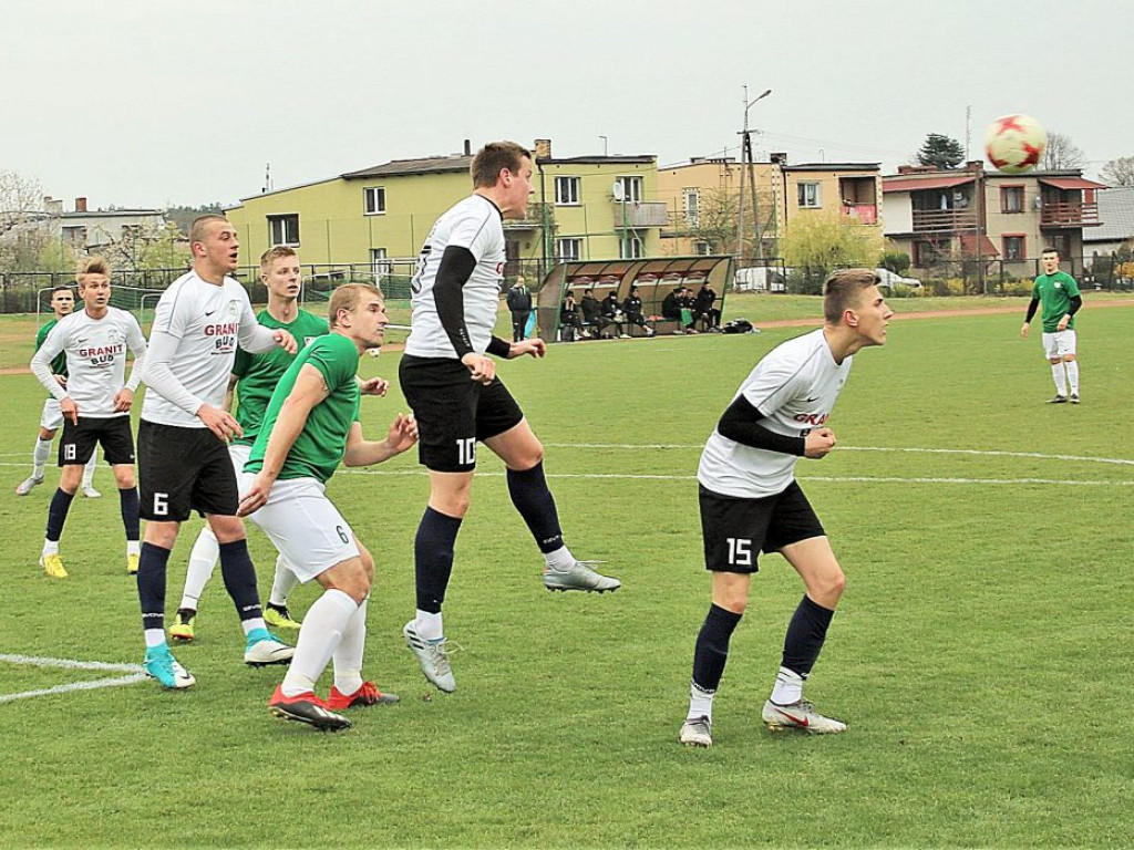 Spotkanie w ogromnym zimnie. Dąb Przybyszów - Carina Gubin 2:0