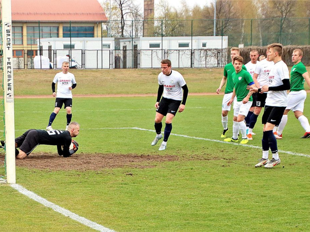 Spotkanie w ogromnym zimnie. Dąb Przybyszów - Carina Gubin 2:0