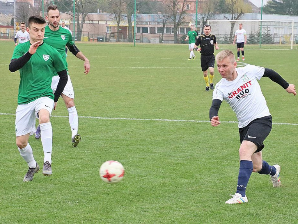 Spotkanie w ogromnym zimnie. Dąb Przybyszów - Carina Gubin 2:0