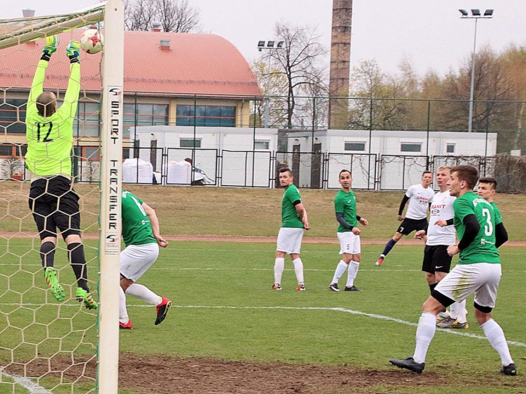 Spotkanie w ogromnym zimnie. Dąb Przybyszów - Carina Gubin 2:0