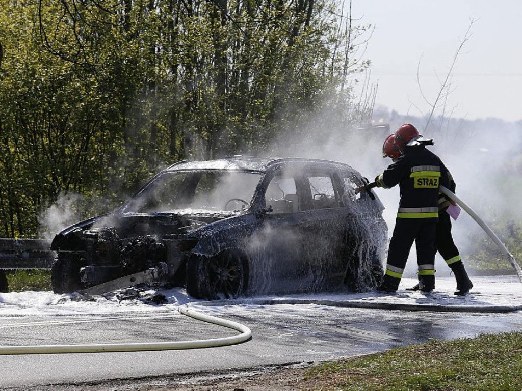 Na krajowej 12 w okolicach Nielubi spłonęło BMW. Droga już jest przejezdna!