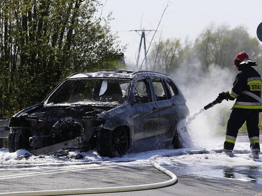 Na krajowej 12 w okolicach Nielubi spłonęło BMW. Droga już jest przejezdna!
