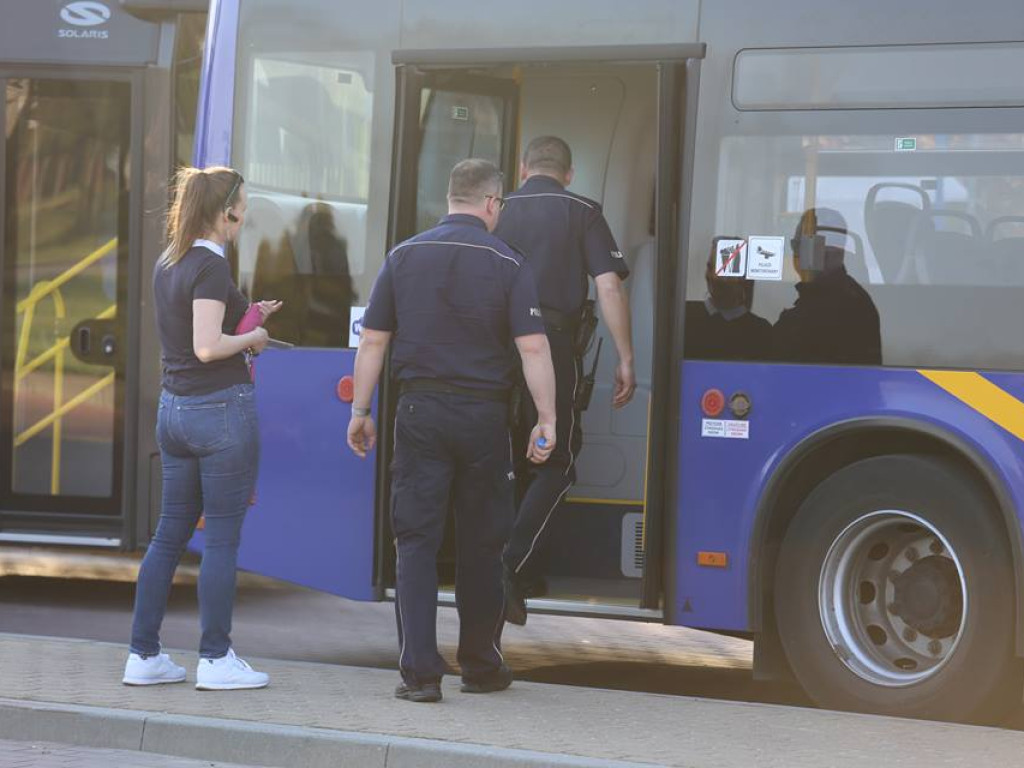 Co to za tajemnicza walizka pozostawiona w autobusie? Wszyscy się najedli. Strachu!