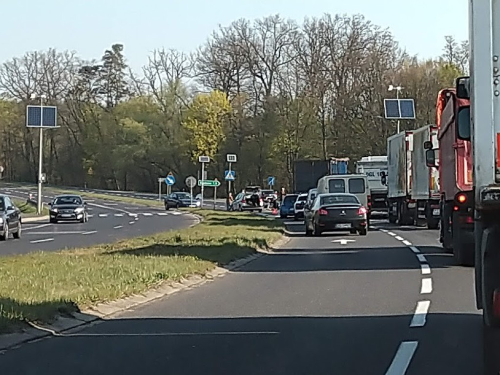 Wypadek przy wjeździe na S3 koło Bądzowa. Doszło tam do potrącenia