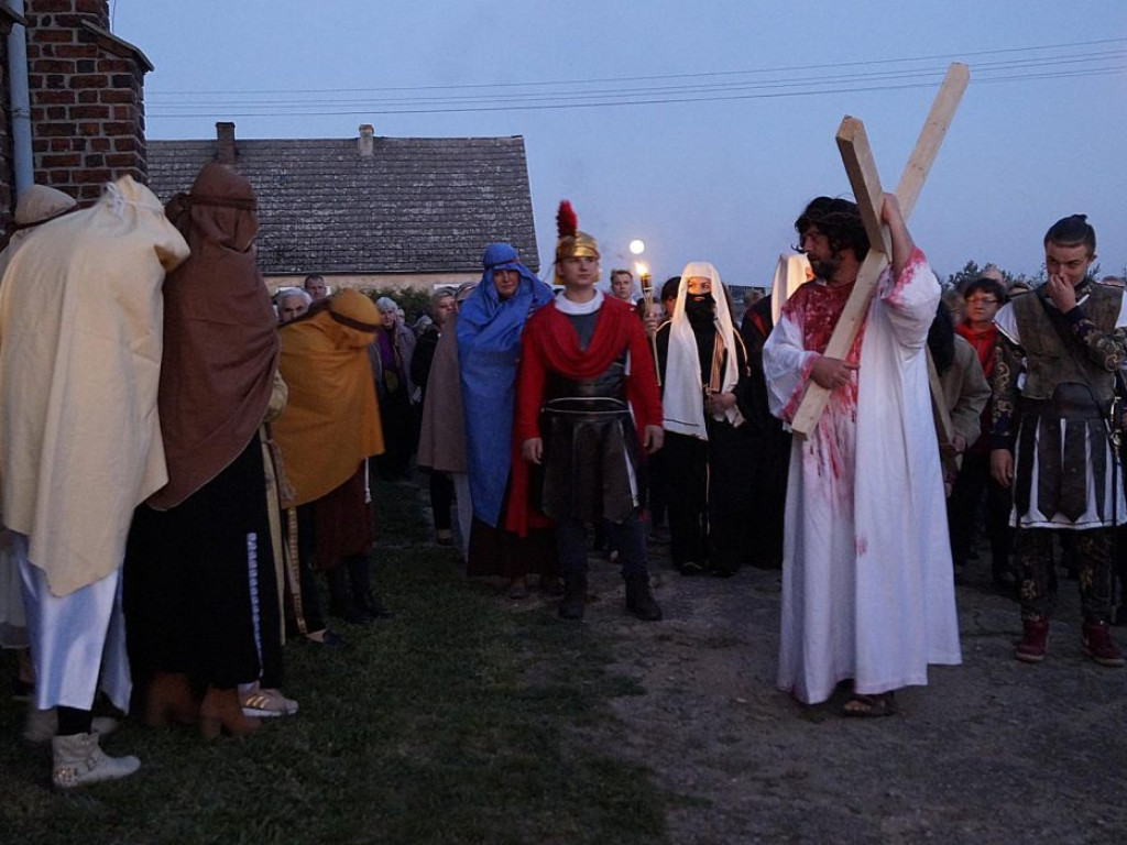 Po Wielkopiątkowym nabożeństwie w kościele w Piersnej odbyło się Misterium Męki Pańskiej