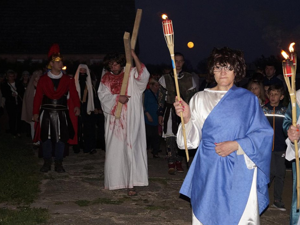 Po Wielkopiątkowym nabożeństwie w kościele w Piersnej odbyło się Misterium Męki Pańskiej