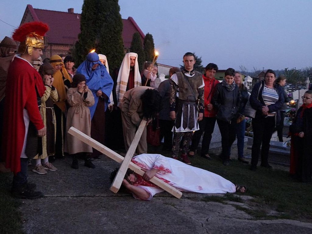 Po Wielkopiątkowym nabożeństwie w kościele w Piersnej odbyło się Misterium Męki Pańskiej