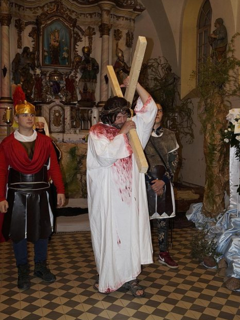 Po Wielkopiątkowym nabożeństwie w kościele w Piersnej odbyło się Misterium Męki Pańskiej