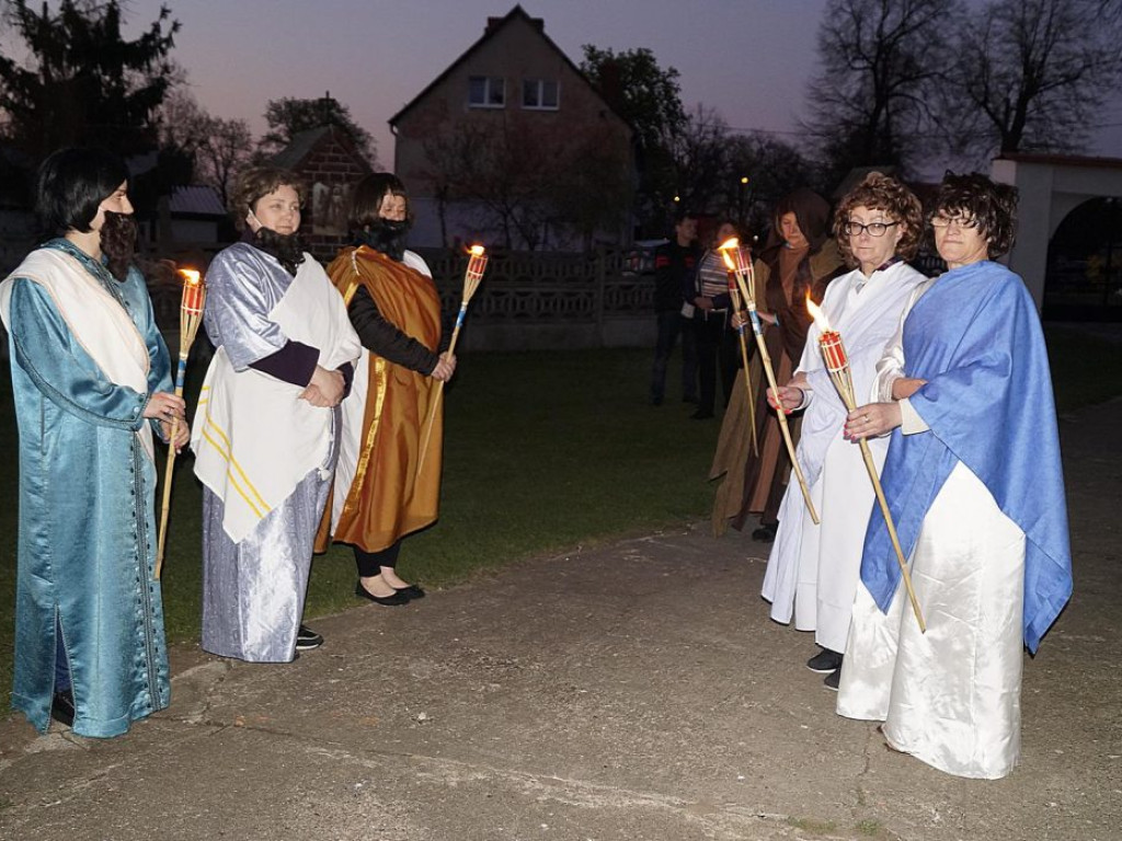 Po Wielkopiątkowym nabożeństwie w kościele w Piersnej odbyło się Misterium Męki Pańskiej