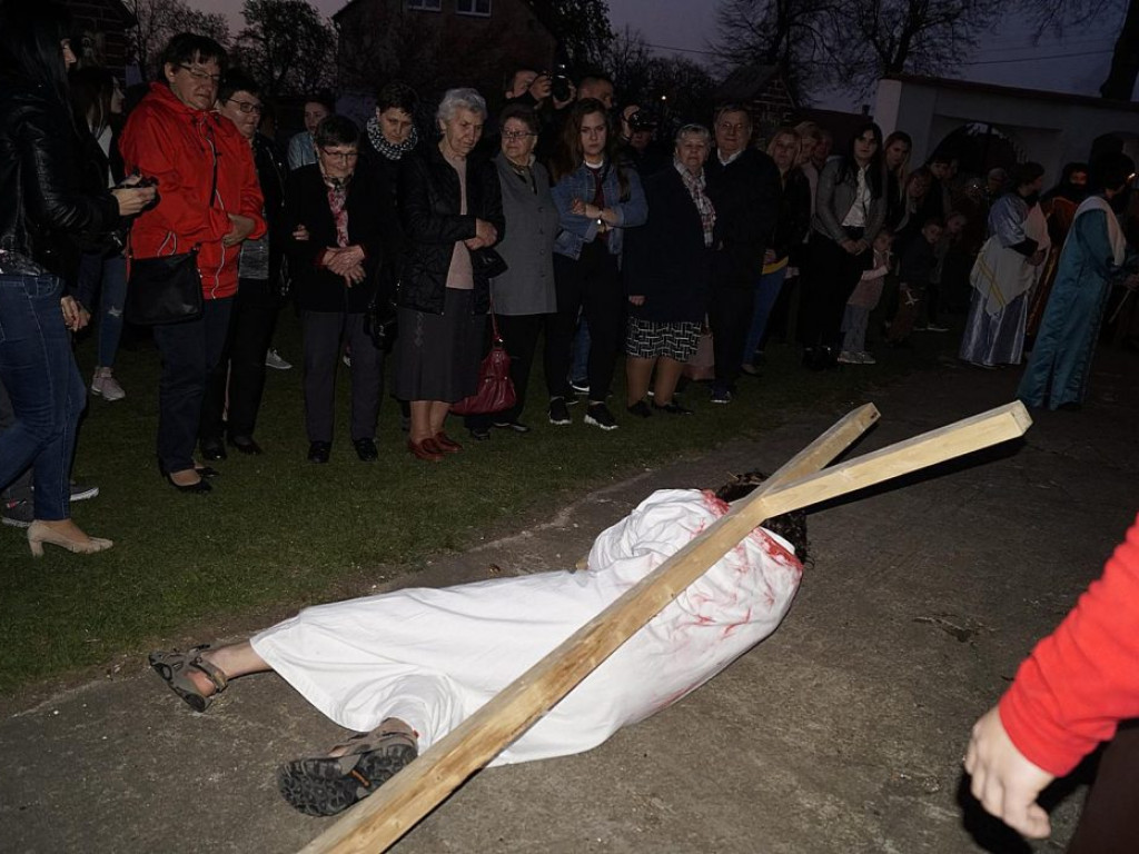Po Wielkopiątkowym nabożeństwie w kościele w Piersnej odbyło się Misterium Męki Pańskiej