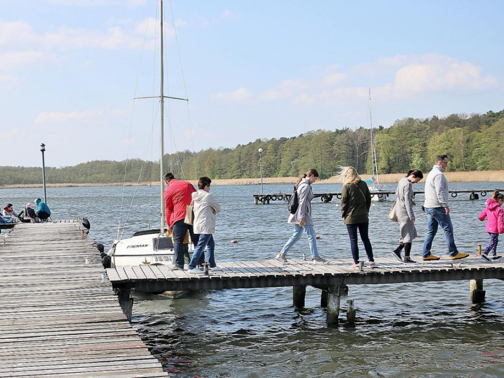 Świąteczny spacer po Sławie. Tłumy na promenadzie.