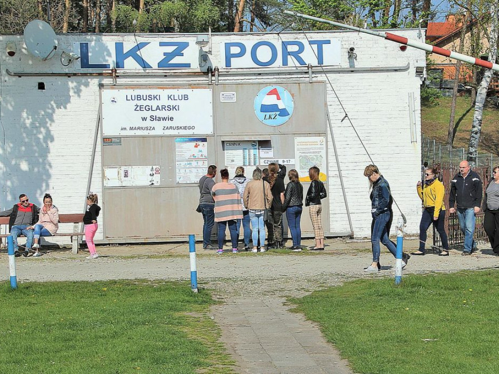 Świąteczny spacer po Sławie. Tłumy na promenadzie.