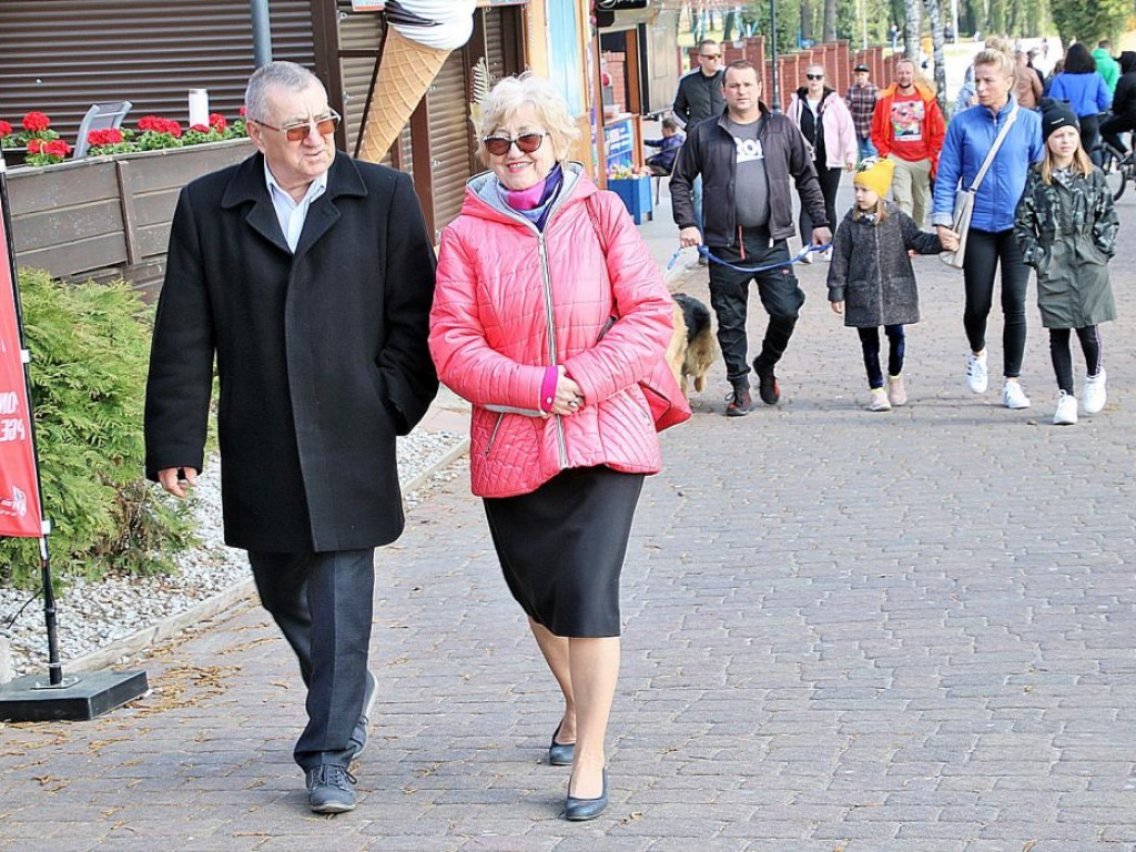 Świąteczny spacer po Sławie. Tłumy na promenadzie.