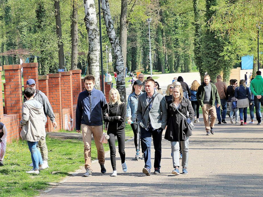 Świąteczny spacer po Sławie. Tłumy na promenadzie.