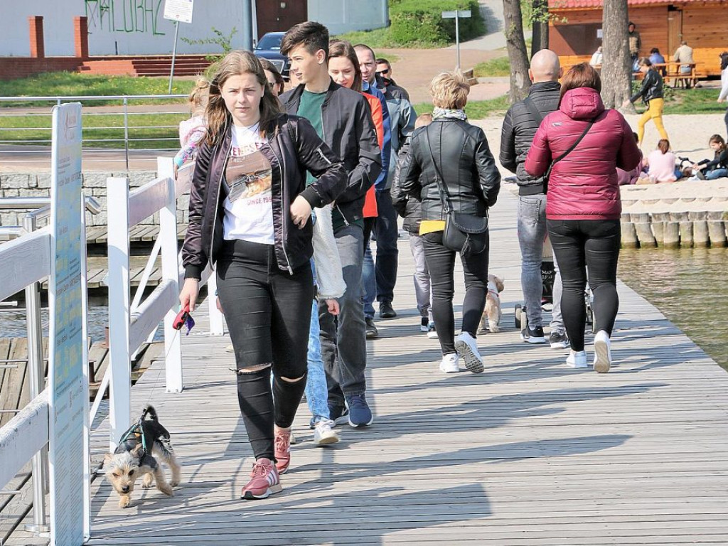 Świąteczny spacer po Sławie. Tłumy na promenadzie.