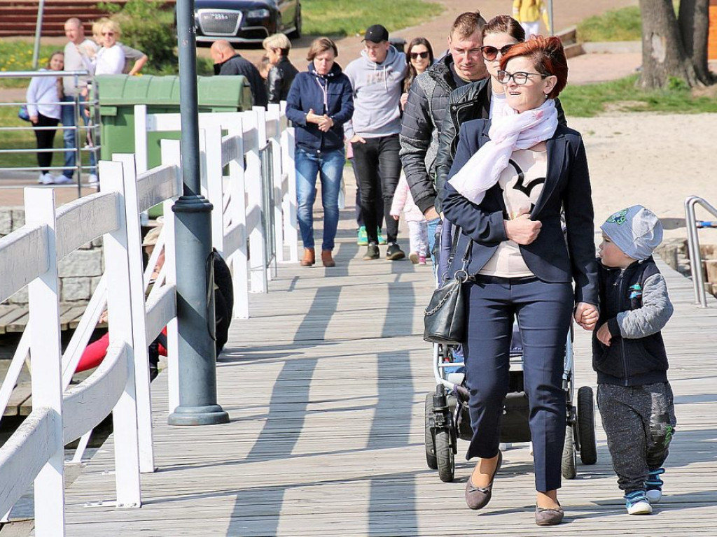 Świąteczny spacer po Sławie. Tłumy na promenadzie.