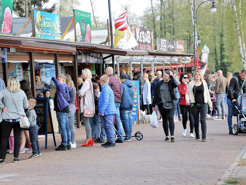 Świąteczny spacer po Sławie. Tłumy na promenadzie.