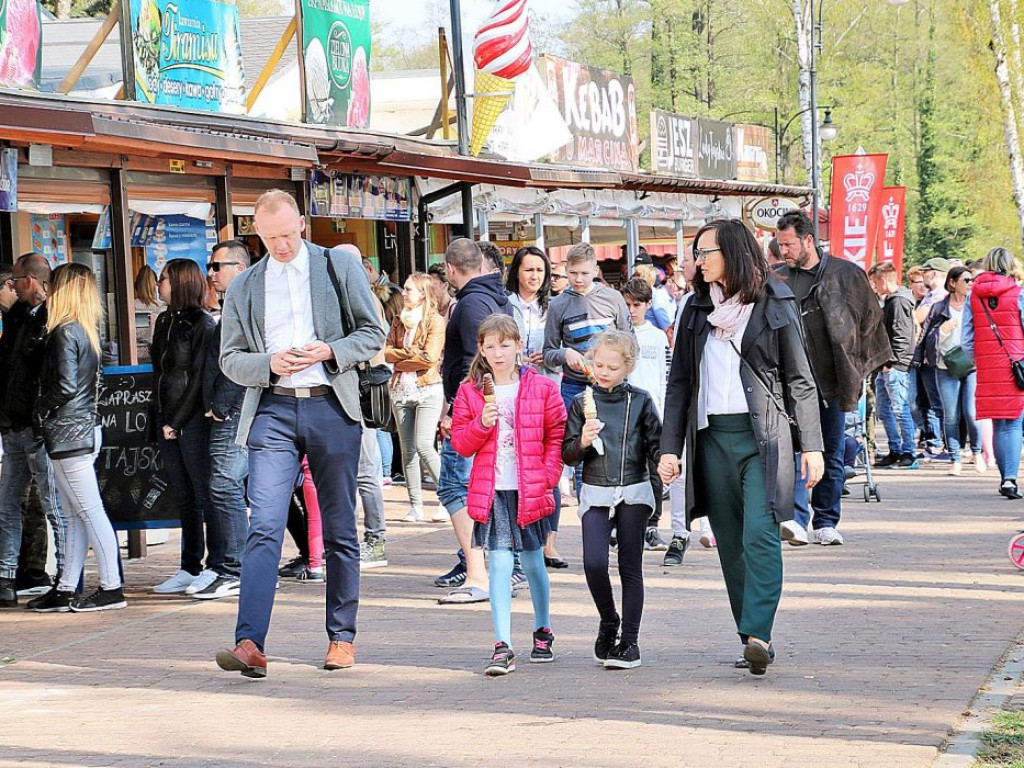 Świąteczny spacer po Sławie. Tłumy na promenadzie.