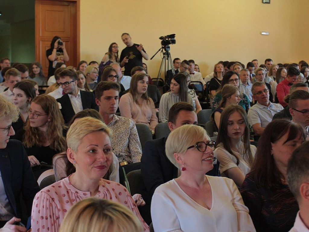 Rok szkolny maturzystów zakończony! Witamy nowe osoby w dorosłości. Rozgoście się!