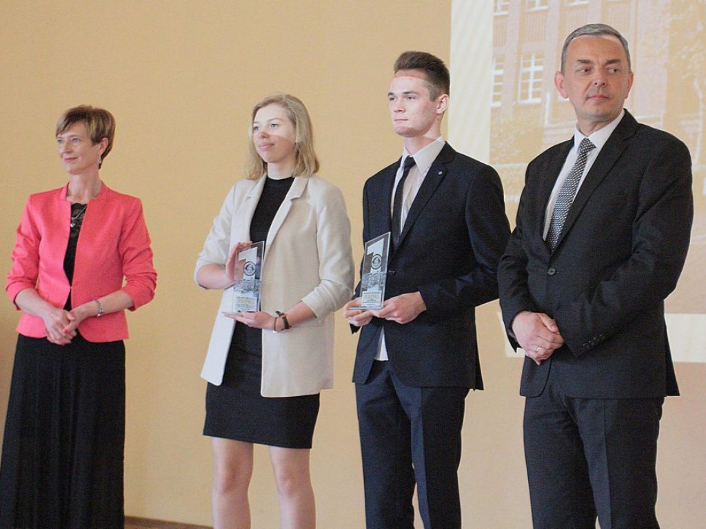 Rok szkolny maturzystów zakończony! Witamy nowe osoby w dorosłości. Rozgoście się!
