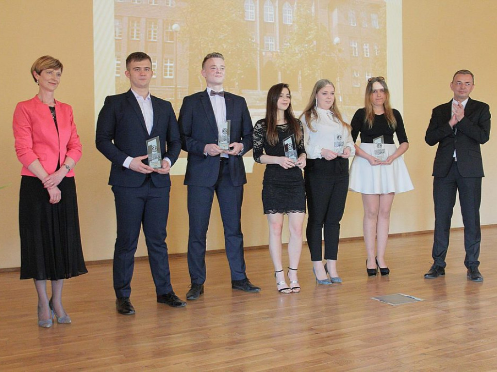 Rok szkolny maturzystów zakończony! Witamy nowe osoby w dorosłości. Rozgoście się!