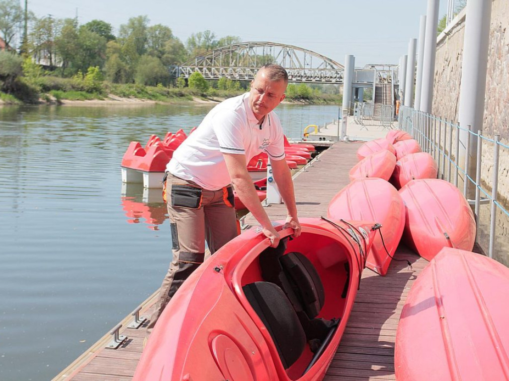 Wypożyczalnia sprzętu pływającego przy marinie już działa, przez cały dzień?