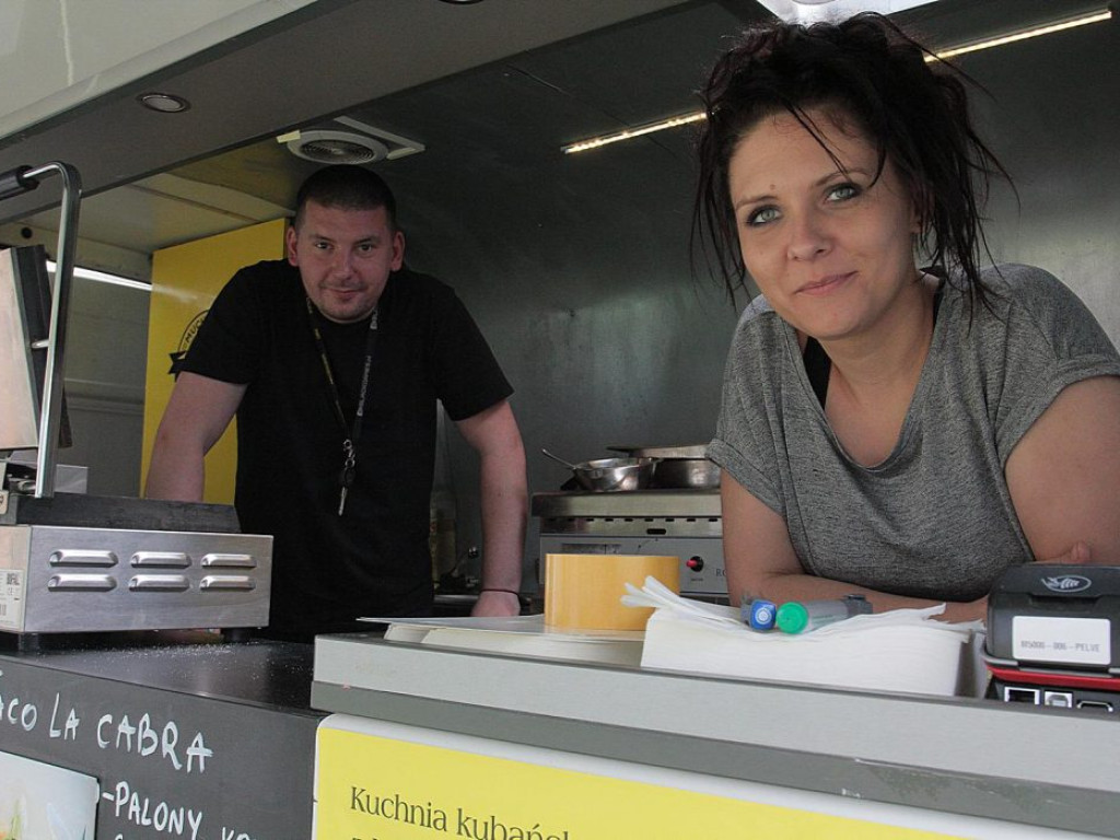 Spróbuj autorskiej kuchni z różnych stron świata. Foodtracki kuszą przy marinie