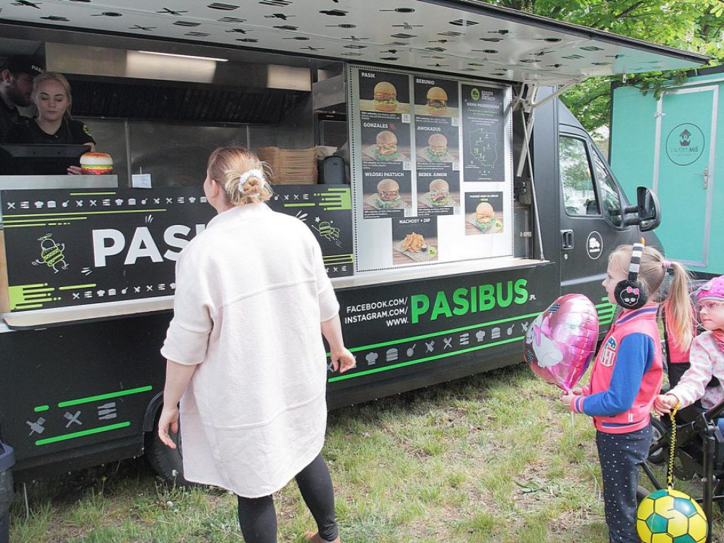 Spróbuj autorskiej kuchni z różnych stron świata. Foodtracki kuszą przy marinie