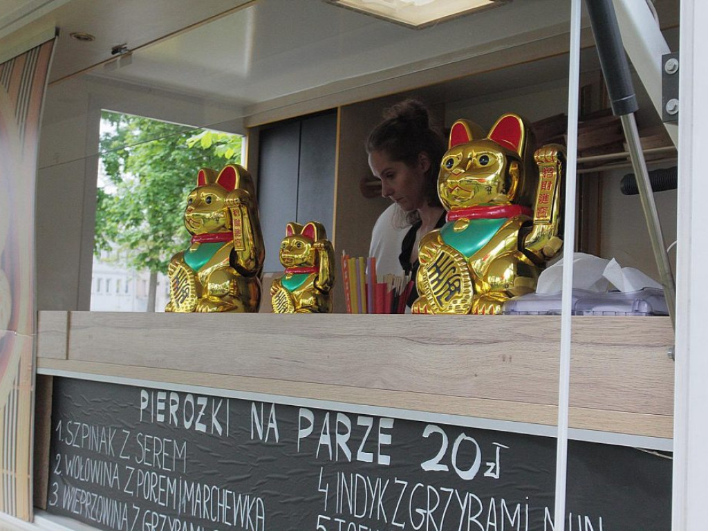 Spróbuj autorskiej kuchni z różnych stron świata. Foodtracki kuszą przy marinie