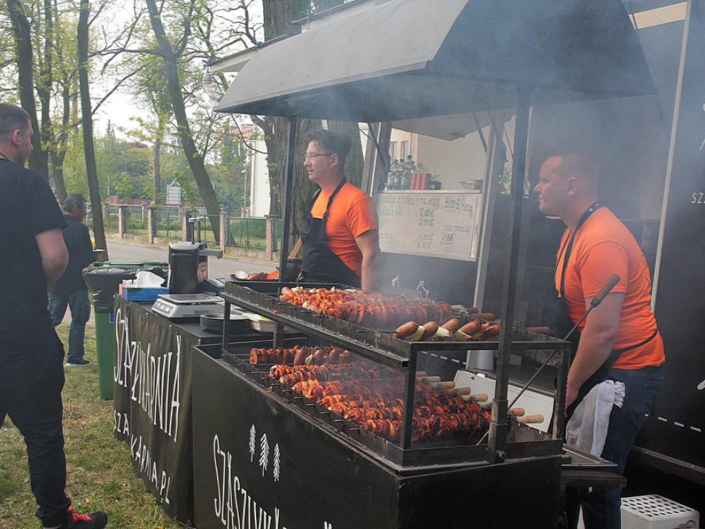 Spróbuj autorskiej kuchni z różnych stron świata. Foodtracki kuszą przy marinie